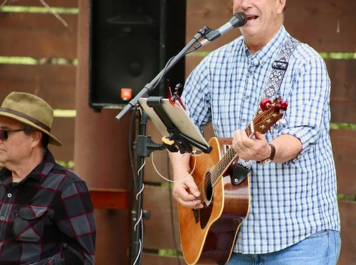 LIVE MUSIC – Spike and the Box