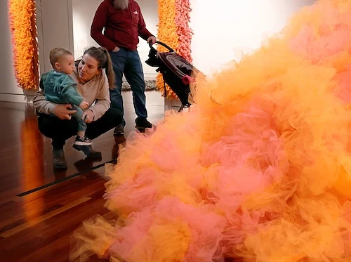 Ana María Hernando’s Mover montañas / Moving A Mountain