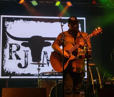 Free Live Music with RJ Moody at The Vineyard at Hershey