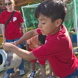 Little volunteer hands grow BIG 🌱💚