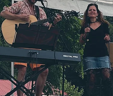 Live music: The Honey Earners