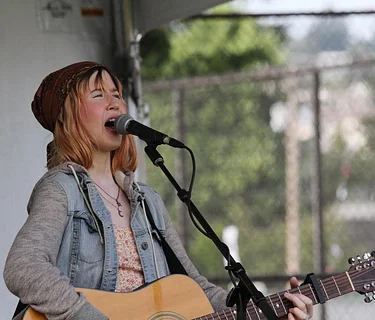 Live music at the Manette Wine Bar: Frankie McCabe