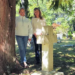 Oak Grove Cemetery Tour: Lanterns & Legends