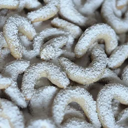 Vanilla Cresent Cookies (German Vanille Kipferl)