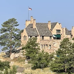 Tour: Cherokee Castle with Meg and John