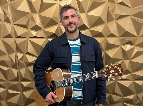 Live Music: Danilo Henriquez