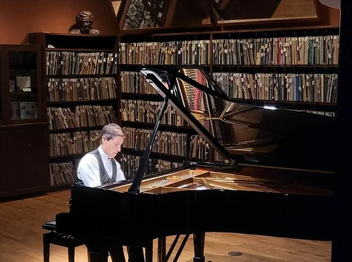 Gustavo Romero, piano