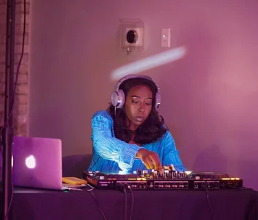 Late Night Lounge: DJ McShellen