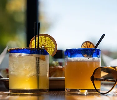 Happy Hour @ Mojos
