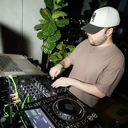 DJ: Que Rico