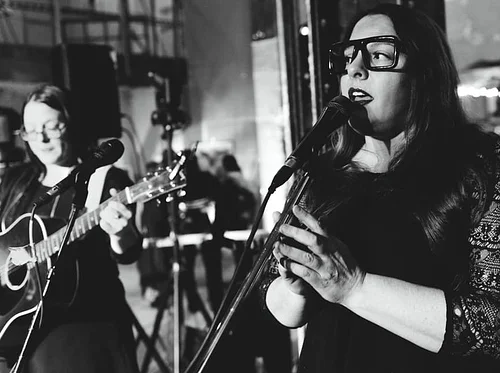 Live Music: The AM (Acoustic Minds)