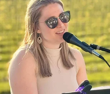 Live Music with Jenna Lynne