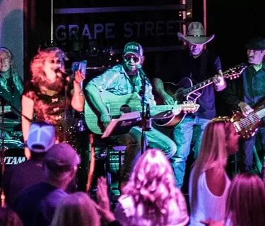 Live Music: The Roadsters