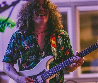 Sunday Afternoon Live Music Series – Crisbie